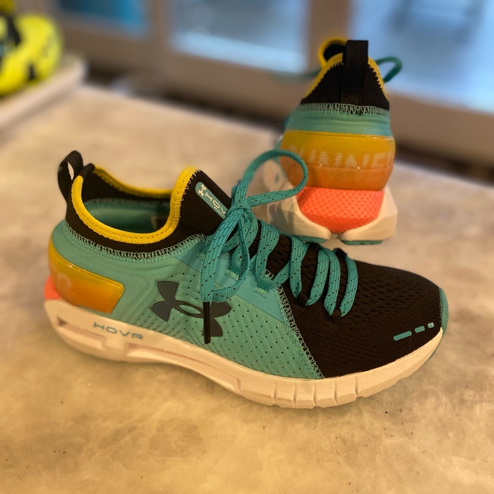 Under Armour Youth Hovr knit shoe - 4 youth